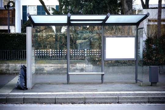 Bushaltestelle / Der Glasunterstand einer Bushaltestelle an einer Straße.