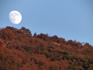 Luna piena di giorno in Montenegro.