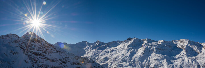 Fototapeta na wymiar Bergpanorama im Winter mit schneebedeckten Gipfeln