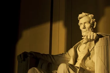 Photo sur Plexiglas Monument historique Statue d& 39 Abraham Lincoln dans la lumière du soleil dramatique chaude et brillante du matin