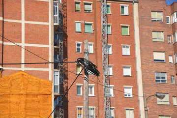cableado sobre un poste de luz
