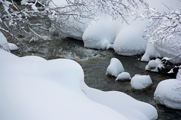 Ruisseau sous la neige dans le parc de la Vanoise, France
