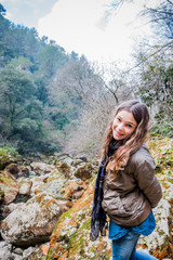 Naklejka premium Fillette dans le lit de la Sorgue vers le gouffre de Fontaine-de-Vaucluse