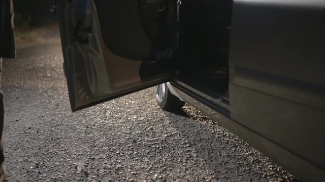 Mafia. Uomo che scende dalla macchina per uno scambio in un parcheggio notturno