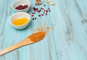 специи и приправы для приготовления еды, кулинарные рецепты. Деревянный фон 