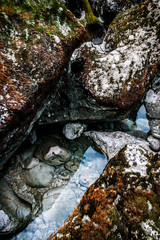 Le lit de la Sorgue vers le gouffre de Fontaine-de-Vaucluse