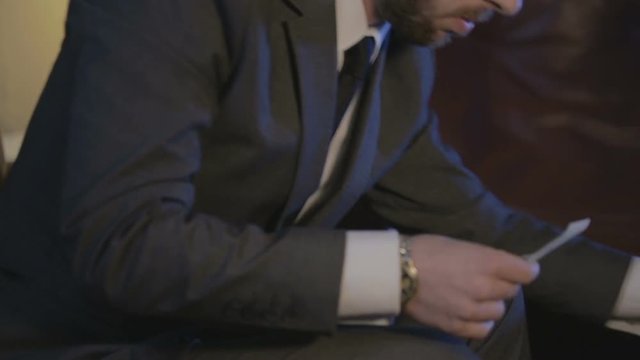 Uomo d'affari che fa una chiamata nel suo salone