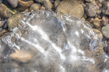 Kleine Eisscholle an einem Flussufer im Winter