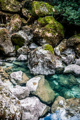 Le lit de la Sorgue vers le gouffre de Fontaine-de-Vaucluse