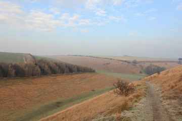 Obraz premium Frosted grasses above a scenic valley in an English winter landscape