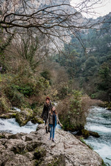 Obraz premium Femme et fillette au bord de la Sorgue vers le gouffre de Fontaine-de-Vaucluse
