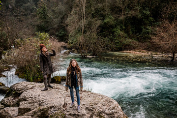 Femme et fillette au bord de la Sorgue vers le gouffre de Fontaine-de-Vaucluse