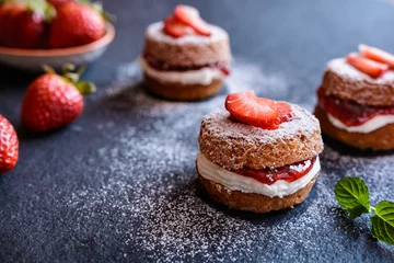 Papier Peint photo autocollant Dessert Mini génoises Victoria avec chantilly et fraises
