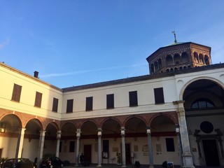 Fototapeta na wymiar Milano, la Basilica di Sant'Ambrogio - il cortile del Bramante