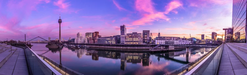 Düsseldorf Panorama Medienhafen abends - Deutschland  © Puravidaniel