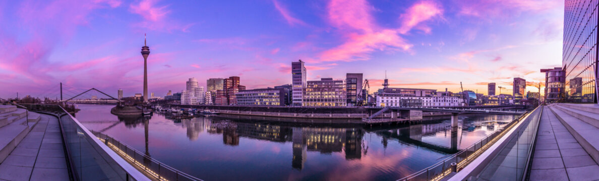 D&uuml;sseldorf Panorama Medienhafen abends - Deutschland 