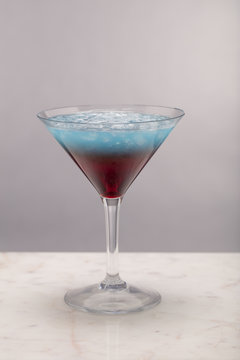Cocktail med marmor bordsyta och ljus tonad bakgrund