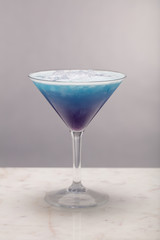 Cocktail med marmor bordsyta och ljus tonad bakgrund