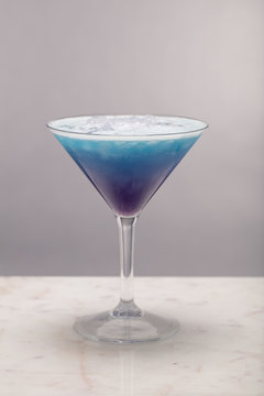 Cocktail med marmor bordsyta och ljus tonad bakgrund