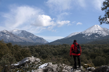senderista que disfruta de las vistas que ofrece la sierra de las Nieves