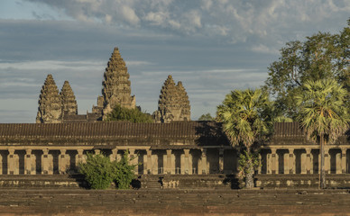 Obraz premium Angkor Wat temple in hot sunny evening