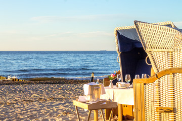 Dinner am Strand im Abendlicht