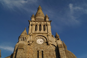 Fototapeta na wymiar melesse, renens, Bretagne, église, façade, bleu, ciel