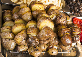 Roasted potato in bowl on wooden table