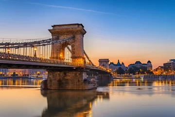 Rolgordijnen Budapest Chain Bridge en skyline van de stad bij zonsopgang, Boedapest, Hongarije © Noppasinw