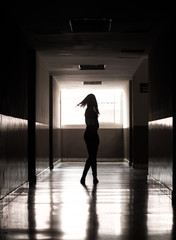 mujer dando vueltas en pasillo