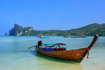 Fototapeta na wymiar Longtail boat anchored at Ao Loh Dalum beach on Phi Phi Don Isla