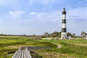 Crédence de cuisine en verre imprimé Phare Une promenade en planche mène le regard vers le phare historique de l& 39 île de Bodie à Cape Hatteras National Seashore sur les Outer Banks de Caroline du Nord.
