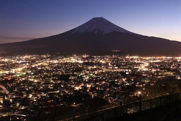 富士吉田市の夜景と富士山
