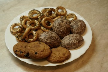 традиционные русские мучные  кондитерские изделия: пряники, сушки с маком и овсяное печенье