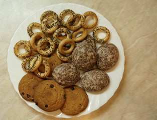 традиционные русские мучные  кондитерские изделия: пряники, сушки с маком и овсяное печенье