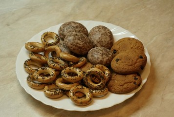 традиционные русские мучные  кондитерские изделия: пряники, сушки с маком и овсяное печенье