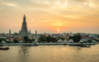 Naklejka premium Temple of Dawn pagoda under twilight sky