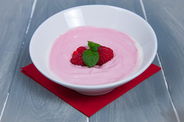 Schale mit Himbeerquarkspeise