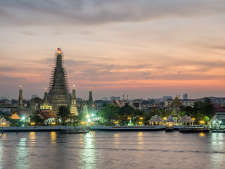 Obraz premium Temple of Dawn pagoda under twilight sky