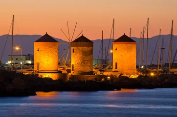 Papier Peint photo autocollant Ville sur leau Moulins à vent dans le port de Rhodes, Grèce