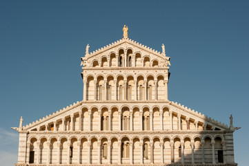 Frontseite des Doms von Pisa mit Säulenrelief im Abendlicht