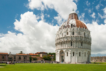Wolken über der Piazza dei Miracoli mit dem Baptisterium