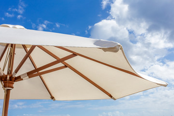  parasol sur fond de ciel  © Unclesam