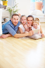 Familie und Kinder spielen auf Tablet PC