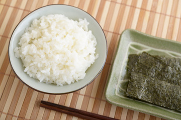 一膳のご飯と焼き海苔