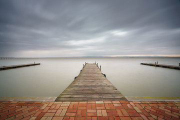 Obraz premium Burza nad Albufera z molo w Walencji