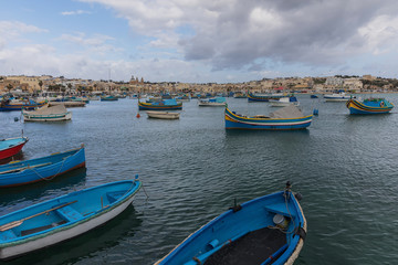 Fototapeta premium Marsaxlokk, malerisches Fischerdorf auf Malta