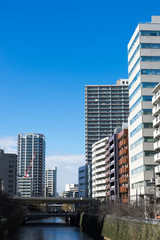 Fototapeta na wymiar 五反田駅近くの目黒川沿いの建物の風景 4