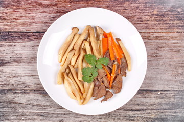 Fried eryngii mushroom with pork liver and carrot.