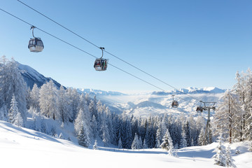 Fototapeta premium Gondel Seilbahn in den Alpen